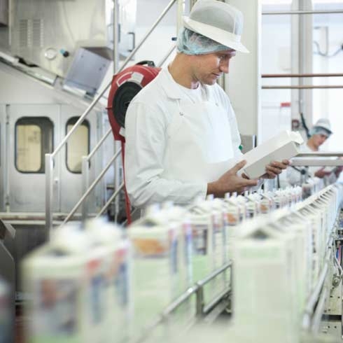 工人在乳制品厂内检查羊奶，彩票软件app大全下载，机器控制。