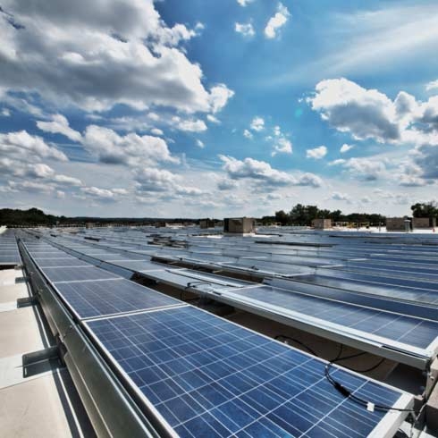 屋顶安装 1,034 块太阳能面板，可吸收足够的太阳能，每小时可产生 295 千瓦的电量。